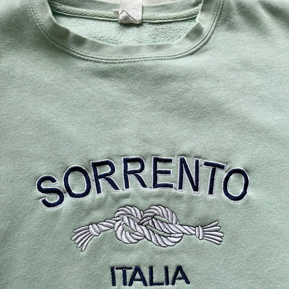 Green white pastel Sorrento Italy embroidered crewneck - Picture 2 of 7